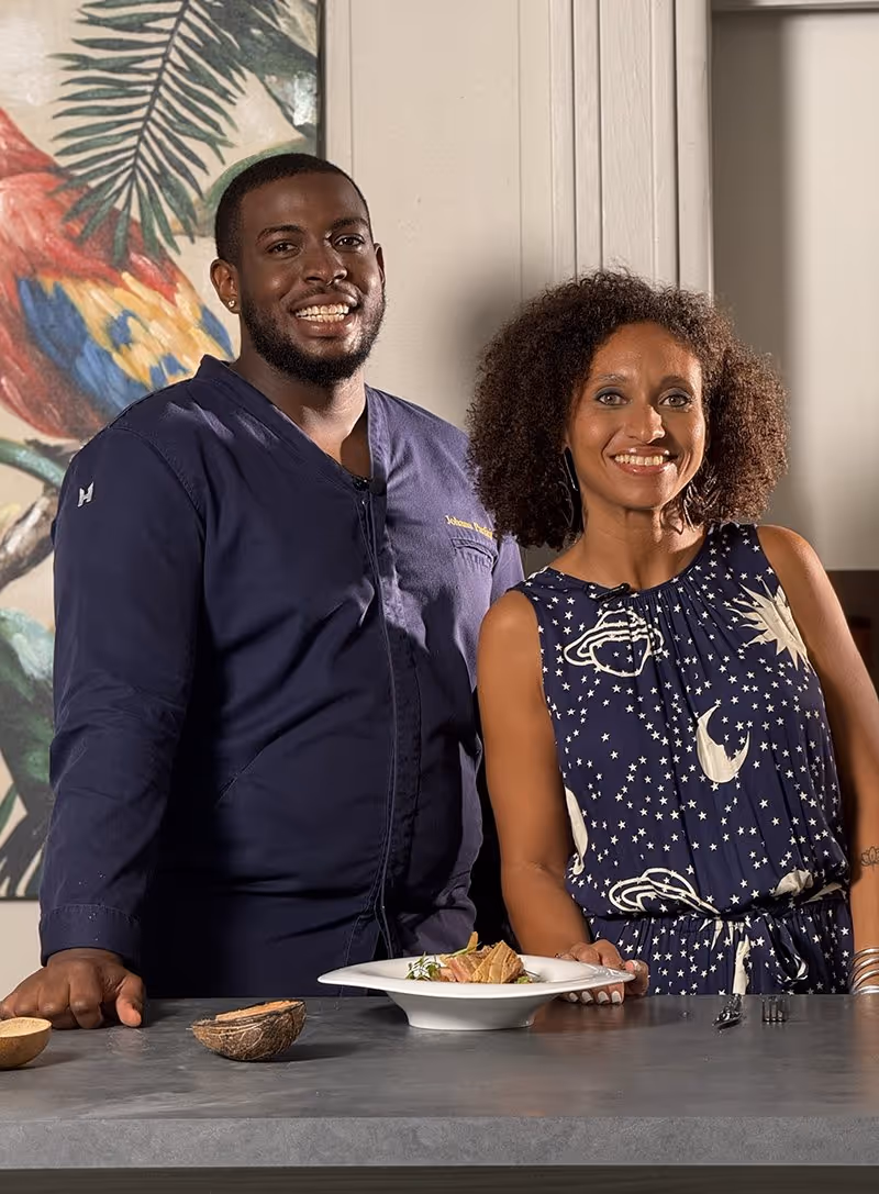 Un chef invité et l'animatrice au comptoir de l'émission