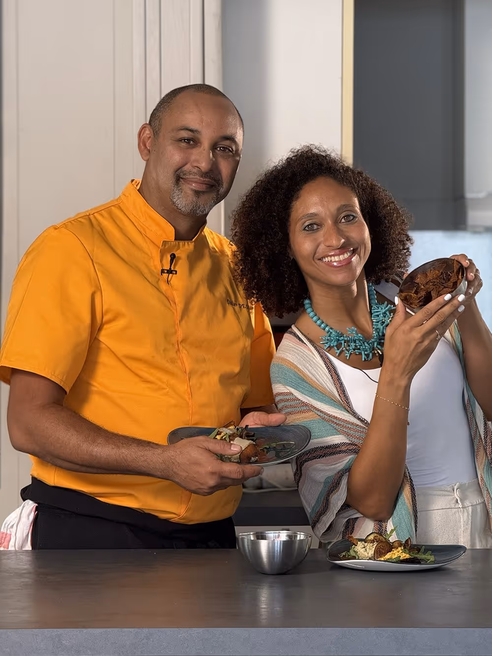 Un chef invité et l'animatrice présentent leurs plats