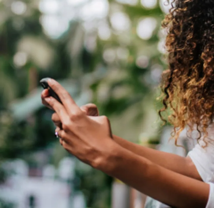 Cliente consultant les offres dans l'application